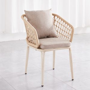 Ghế sân vườn đan dây rope, nệm ngồi và gối tựa màu nâu nhạt, khung nhôm chắc chắn