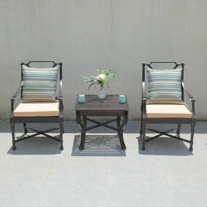 Bộ bàn ghế cafe sân vườn 2 ghế 1 bàn, nệm kem, gối sọc xanh, chụp chính diện