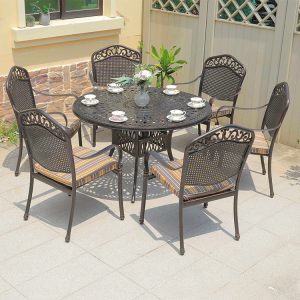 Bộ bàn ghế sân vườn nhôm đúc 6 ghế lưng hoa văn, nệm sọc vàng-nâu, phong cách tân cổ điển