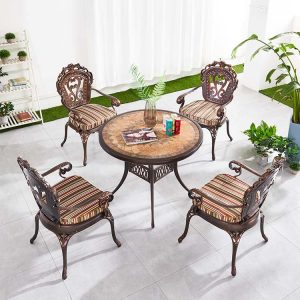 Bộ bàn ghế ngoài trời nhôm đúc 4 ghế 1 bàn tròn, nệm sọc, chụp trong nhà với cây xanh trang trí