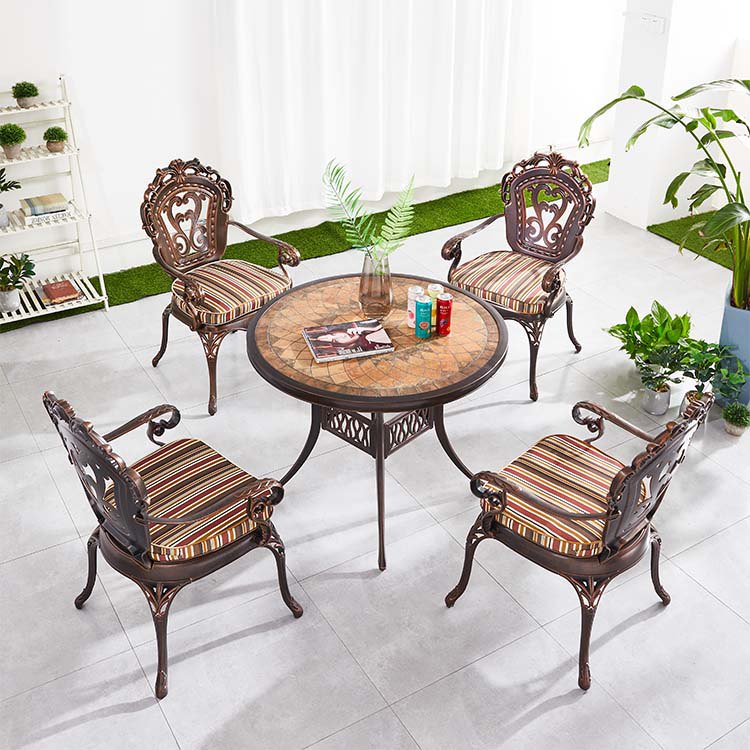 Bộ bàn ghế ngoài trời nhôm đúc 4 ghế 1 bàn tròn, nệm sọc, chụp trong nhà với cây xanh trang trí