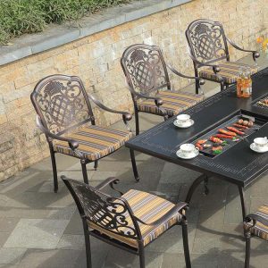 Cận cảnh ghế nhôm đúc họa tiết cổ điển, nệm sọc vàng-nâu sang trọng