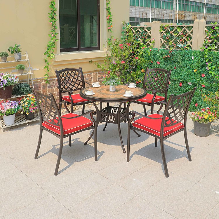 Bộ bàn ghế ngoài trời nhôm đúc mặt đá, nệm đỏ nổi bật, phù hợp sân vườn, ban công