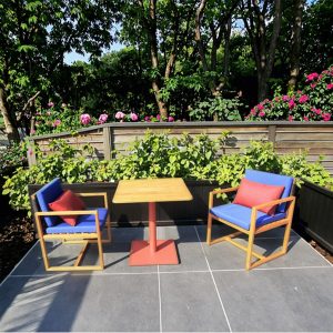 Bộ bàn ghế sân vườn 2 ghế 1 bàn vuông, phong cách hiện đại, nệm xanh dương nổi bật