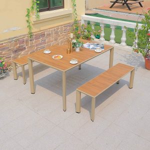 Bộ bàn ăn ngoài trời 6 món với 2 ghế băng dài, mặt bàn vân gỗ đẹp mắt, phù hợp sân vườn ban công