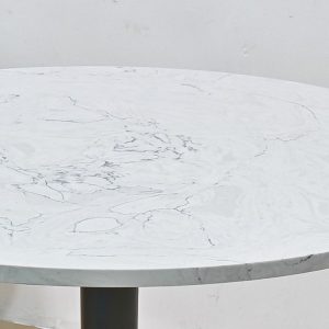 Cận cảnh mặt bàn đá nhân tạo vân marble trắng sang trọng