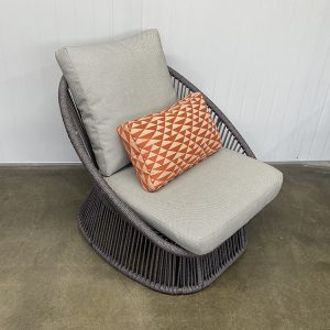 Ghế đơn ngoài trời đan dây rope, nệm ghi sáng và gối tựa cam họa tiết