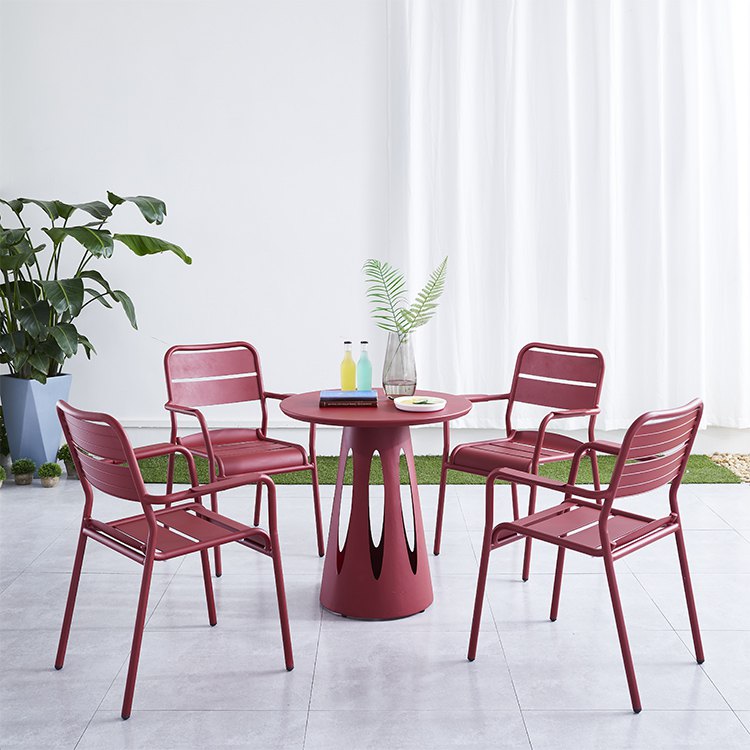 Bộ bàn ghế ngoài trời nhôm màu đỏ, 4 ghế có tay vịn, bàn tròn phù hợp quán cafe, sân vườn