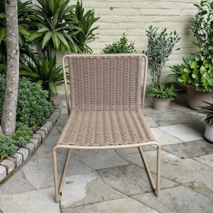 Ghế sân vườn đơn hiện đại, khung nhôm, dây rope, chụp chính diện giữa vườn cây