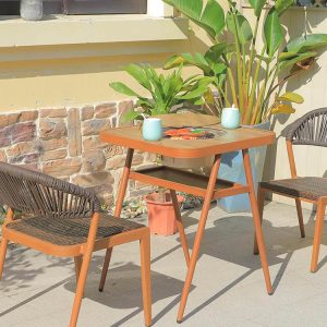 Cận cảnh bộ bàn ghế sân vườn 3 món, bàn vuông nhỏ gọn, dây đan đẹp mắt