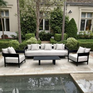 Bộ sofa ngoài trời 4 món màu ghi, khung đen, kê cạnh hồ nước sang trọng