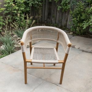 Ghế ngoài trời gỗ teak dây rope nhìn trực diện, thiết kế bo tròn lưng tựa