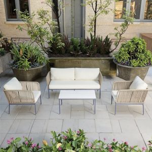 Sofa ngoài trời 4 món màu kem sang trọng trong sân biệt thự