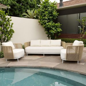Bộ sofa ngoài trời 4 món đặt cạnh hồ bơi, phong cách hiện đại