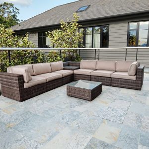 Sofa góc L ngoài trời giả mây màu nâu, nệm kem, phù hợp sân vườn biệt thự