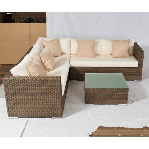 Sofa giả mây góc L kèm bàn trà kính, nệm và gối màu kem sang trọng