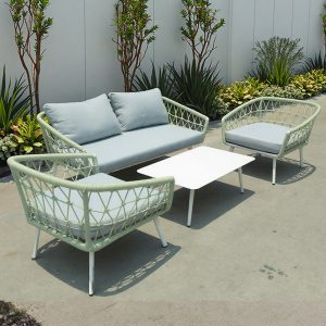 Bộ bàn ghế sofa ngoài trời hiện đại, màu xanh nhạt, bối cảnh sân vườn nhiều cây xanh