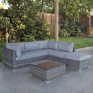 Sofa ngoài trời góc L nhựa giả mây xám, nệm xám, bàn trà kính, phù hợp sân vườn hiện đại