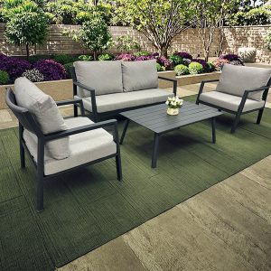 Bộ sofa ngoài trời khung nhôm dây rope, nệm màu xám, bối cảnh sân vườn cây xanh đẹp