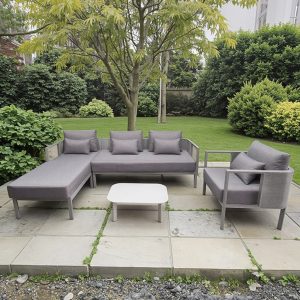 Sofa góc L ngoài trời khung nhôm, nệm màu xám, bàn trà vuông nhỏ