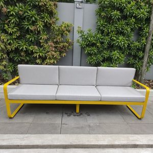 Sofa 3 chỗ ngoài trời khung nhôm vàng, nệm ghi sang trọng