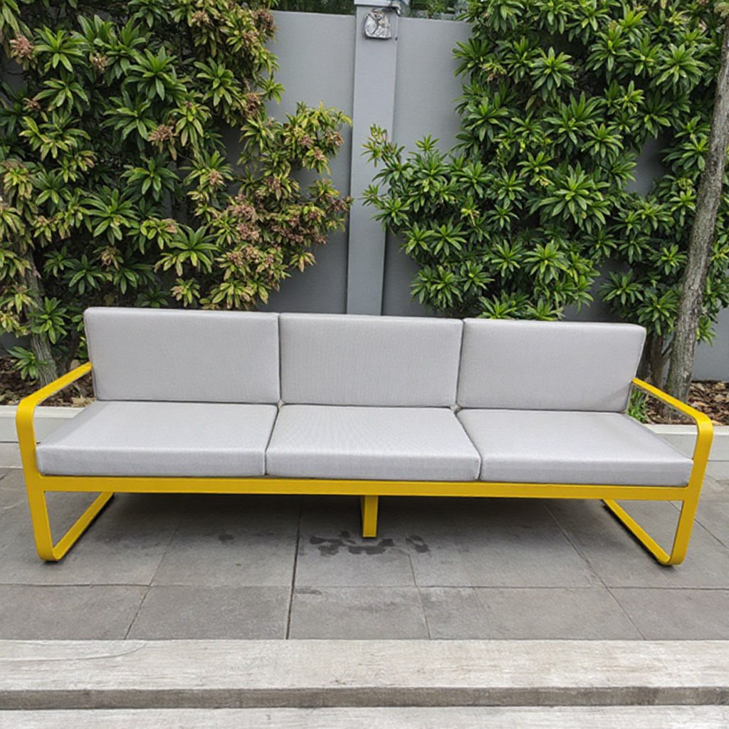 Sofa 3 chỗ ngoài trời khung nhôm vàng, nệm ghi sang trọng