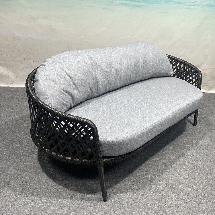 Sofa đôi ngoài trời đan dây nhựa giả mây, nệm dày màu ghi sáng sang trọng