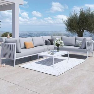 Bộ sofa góc ngoài trời nhôm trắng đan dây rope màu sáng, nệm xám nhạt, phong cách hiện đại cạnh biển