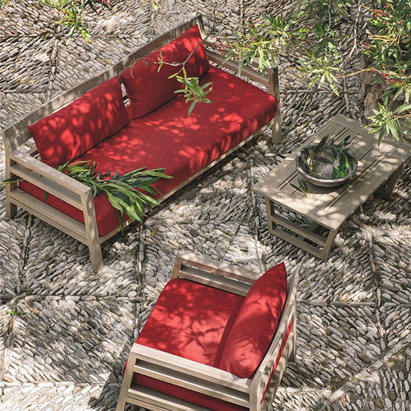 Bộ sofa sân vườn khung gỗ teak, nệm đỏ nổi bật, phối cảnh ngoài trời trên nền đá cuội