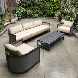 Bộ sofa ngoài trời 5 chỗ, khung nhôm xám, nệm kem, bàn trà mặt nan
