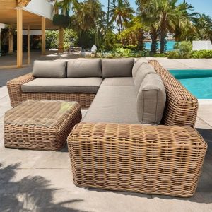 Sofa ngoài trời giả mây khung nhôm, nệm dày, đặt cạnh hồ bơi sang trọng