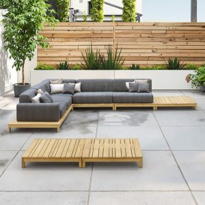 Sofa sân vườn chữ L khung gỗ teak, nệm xám đậm, bàn trà đồng bộ, phong cách hiện đại