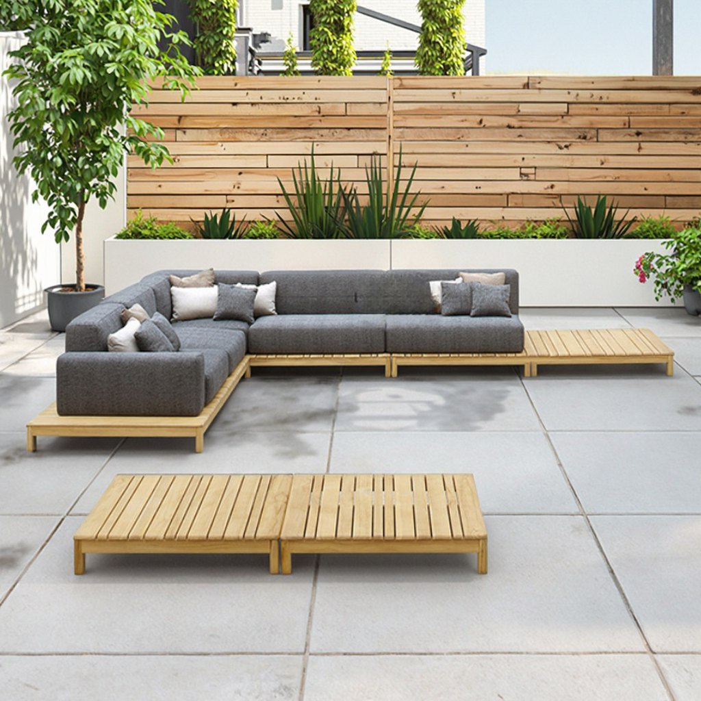 Sofa sân vườn chữ L khung gỗ teak, nệm xám đậm, bàn trà đồng bộ, phong cách hiện đại