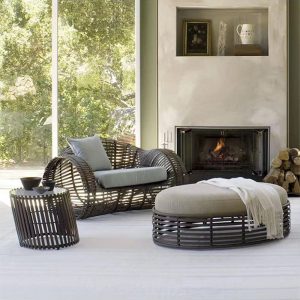Ghế sofa đôi ngoài trời đan dây PE, đi kèm bàn phụ và đôn tròn bọc nệm, phong cách Bắc Âu sang trọng.