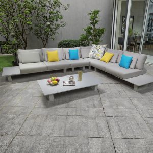 Sofa ngoài trời khung nhôm, nệm dày, bàn trà rộng, phù hợp sân vườn biệt thự