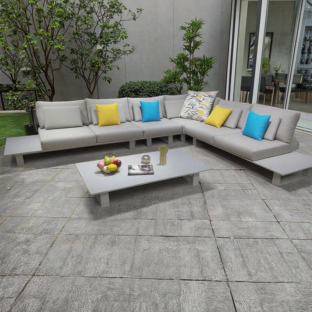 Sofa ngoài trời khung nhôm, nệm dày, bàn trà rộng, phù hợp sân vườn biệt thự