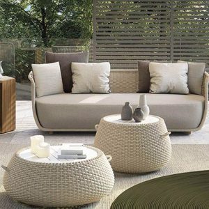 Sofa ngoài trời giả mây màu trắng kem, nệm dày, bàn tròn tiện lợi, phù hợp sân vườn biệt thự
