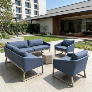 Bộ sofa ngoài trời hiện đại, 4 món, khung nhôm, nệm xanh dương trong khuôn viên khách sạn