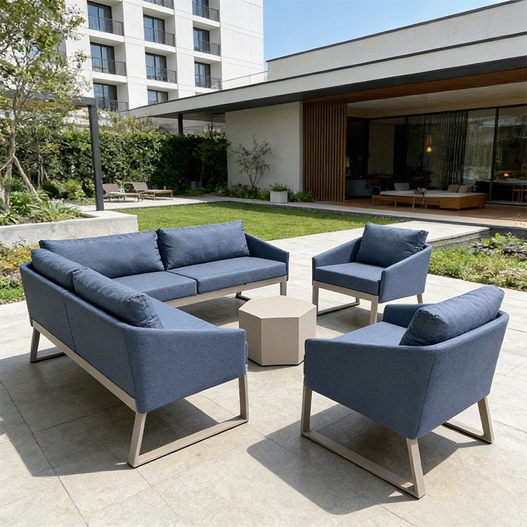 Bộ sofa ngoài trời hiện đại, 4 món, khung nhôm, nệm xanh dương trong khuôn viên khách sạn