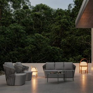 Bộ sofa ngoài trời 4 món đặt ngoài ban công, thiết kế sang trọng với nệm dày màu xám