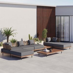 Bộ sofa ngoài trời chữ L với nệm dày màu ghi, khung gỗ và dây đan sang trọng