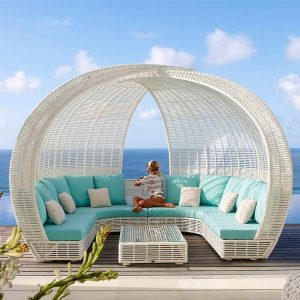 Bộ sofa ngoài trời mái vòm trắng, nệm xanh ngọc, bàn trà kính, phong cách resort