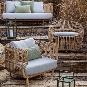 Sofa sân vườn giả mây màu nâu tự nhiên, nệm ghi sáng, phối cảnh ngoài trời