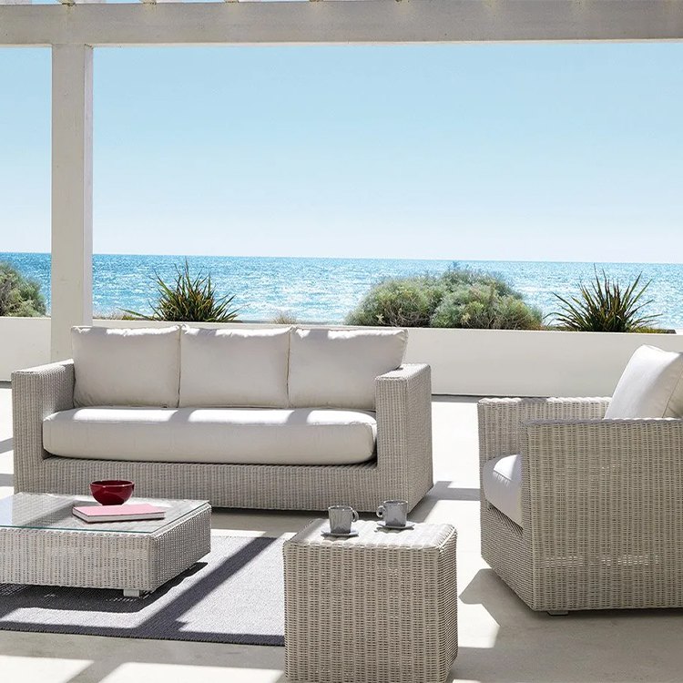Sofa ngoài trời giả mây màu ghi sáng, nệm dày, bàn trà mặt kính, view biển sang trọng
