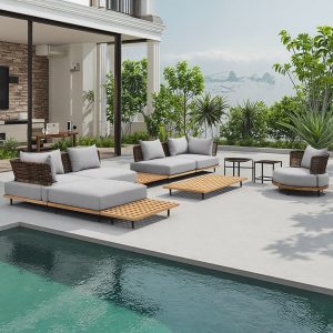 Bộ sofa ngoài trời hiện đại cạnh hồ bơi, khung gỗ teak, đan mây nâu, nệm ghi sáng