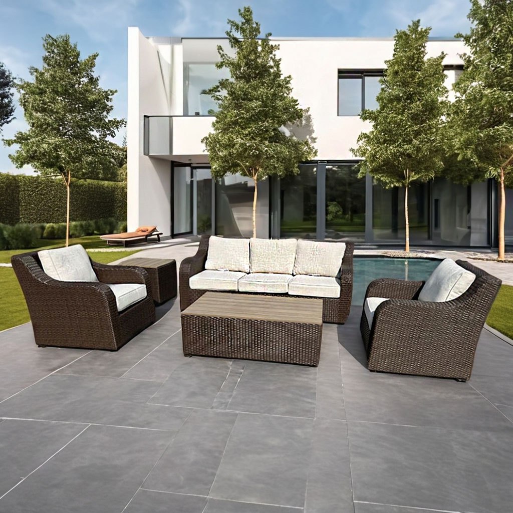 Bộ sofa ngoài trời hiện đại, khung giả mây, nệm dày, bối cảnh biệt thự sang trọng