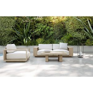 Bộ sofa sân vườn gỗ teak gồm sofa đôi, ghế đơn và bàn trà, nệm trắng kem cao cấp