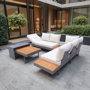 Bộ sofa ngoài trời chữ L với bàn trà gỗ teak, nệm dày màu trắng, phù hợp sân vườn biệt thự