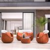 Bộ ghế sofa ngoài trời dây rope nâu cam, nệm trắng kem, bối cảnh sân vườn sang trọng