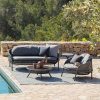 Bộ sofa ngoài trời hiện đại màu đen, nệm xám, đặt cạnh hồ bơi sang trọng